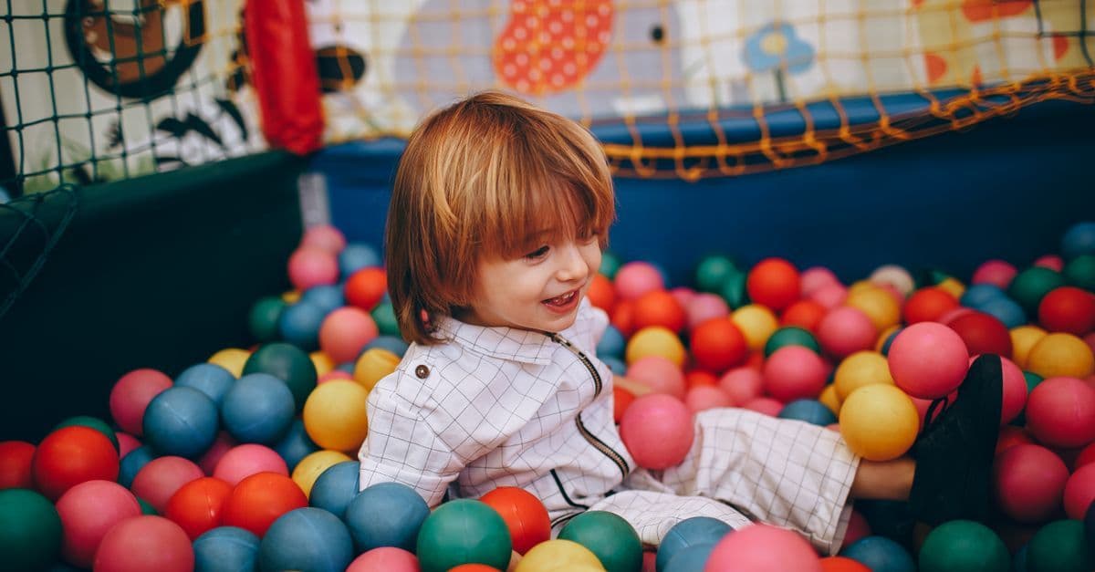 Kinder spielen und toben auf einem Indoorspielplatz