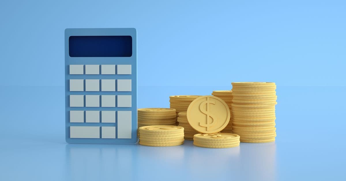 Gründer berechnet mit Taschenrechner und Münzen den Kapitalbedarf und die Liquidität für den Finanzplan