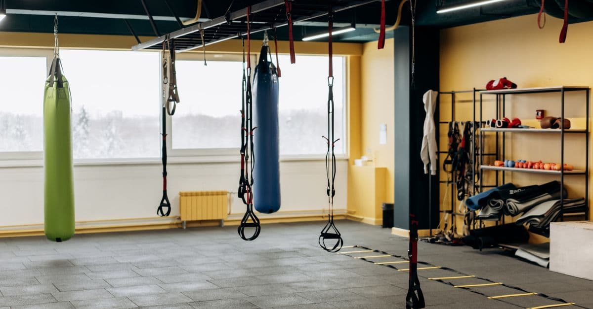 Modernes Fitnessstudio mit Trainingsgeräten als Beispiel für ein mögliches Studio-Konzept