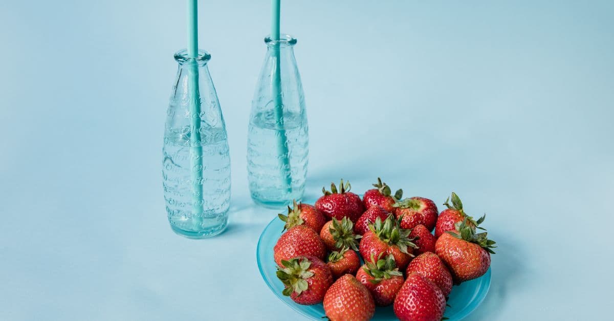 Trinkflasche mit Strohhalm und aufgesetztem Duft-Pod, der beim Trinken Aroma statt Zucker liefert