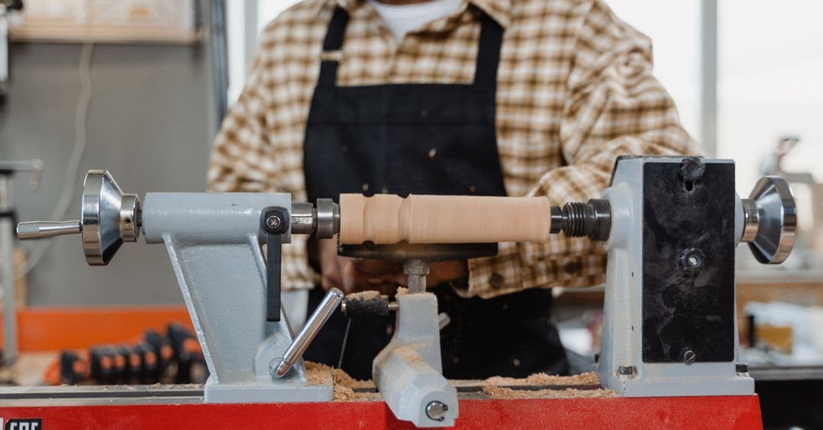 Handwerker bei der Arbeit beim Kunden, für den eine Betriebshaftpflichtversicherung wichtig ist