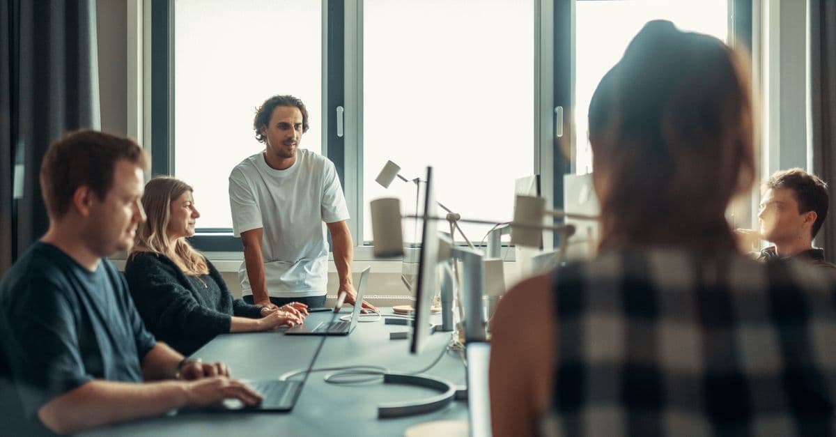 Gründerteam arbeitet gemeinsam im Büro eines deutschen Startups
