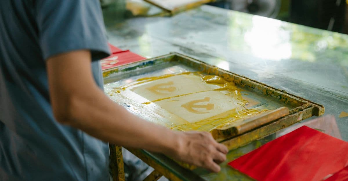 Gestapelte, individuell bedruckte T-Shirts als Sinnbild für Produktionskosten im Print-on-Demand-Modell