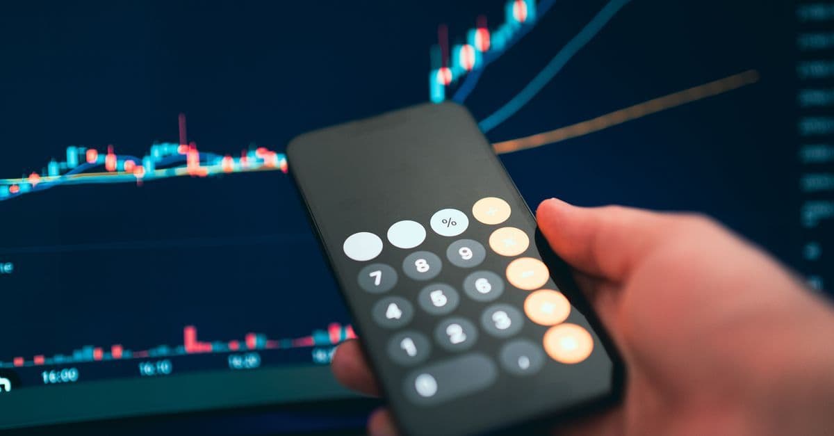 Symbolbild für die Bewertungsobergrenze (Cap) bei einer Convertible Note mit Diagramm und Taschenrechner