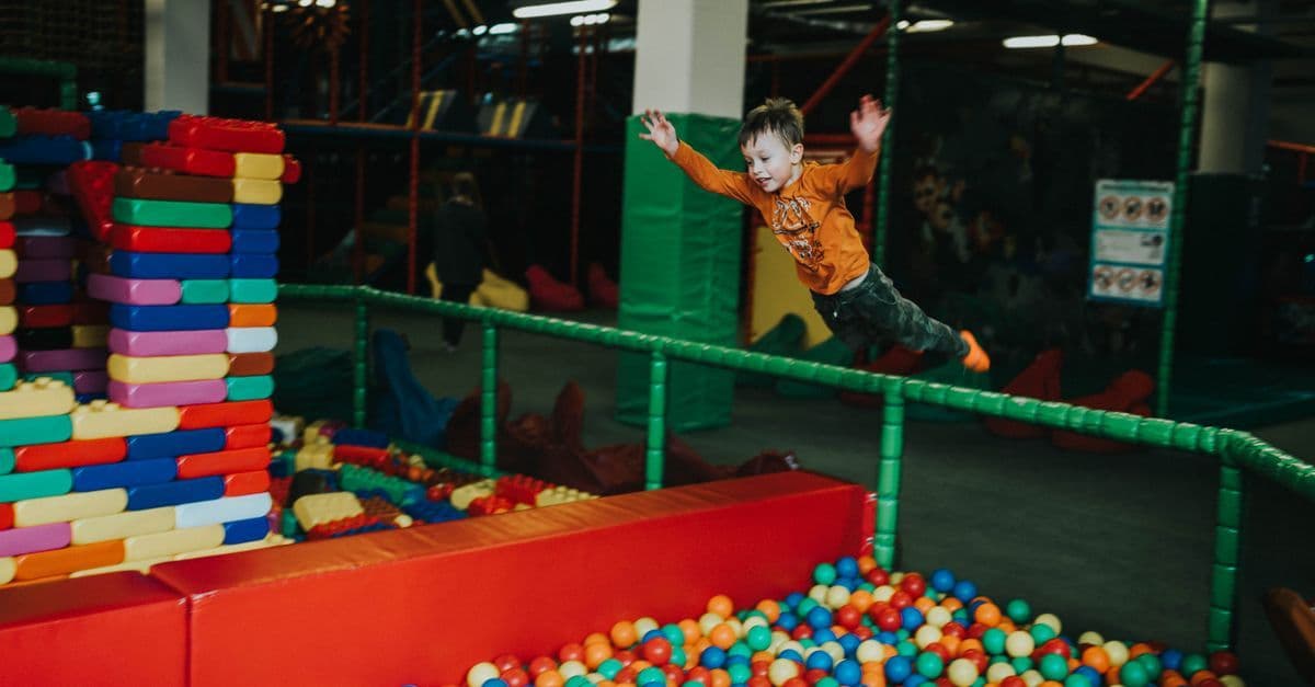 Lachendes Kind springt auf einem Indoorsp