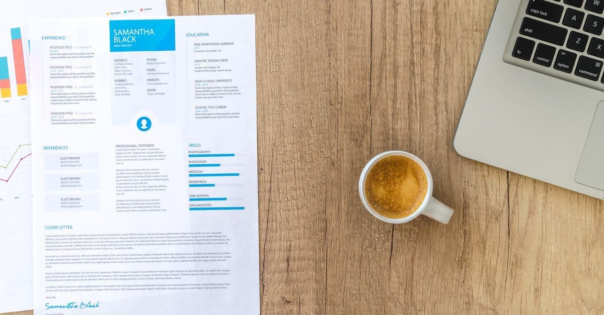 Unternehmer reicht online digital eine Rechnung über eine Factoring-Plattform ein