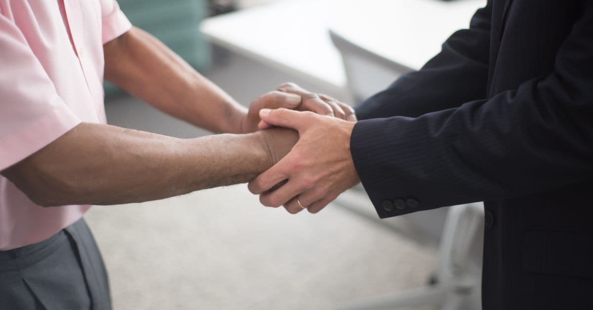 Nahaufnahme eines formellen Handschlags zwischen zwei Geschäftsleuten im Büro