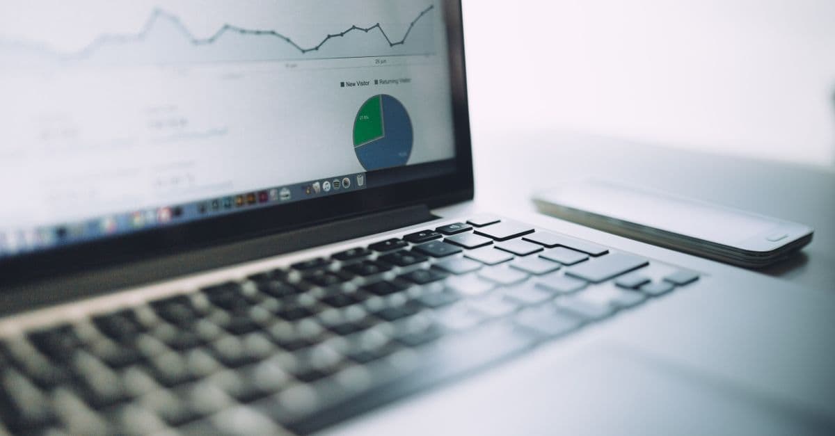 Laptop mit Analyse-Dashboard, Diagrammen und Grafiken auf dem Bildschirm