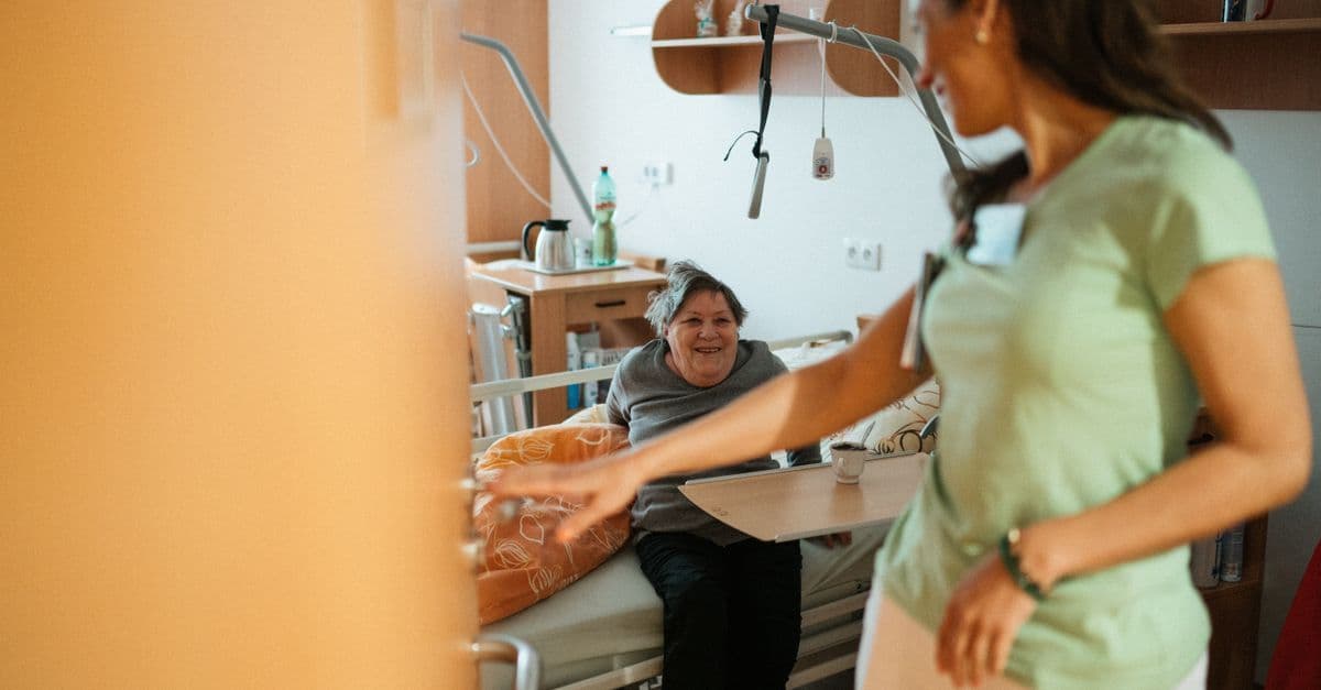 Pflegekraft unterstützt eine ältere Person im häuslichen Alltag