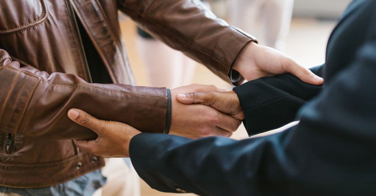 Gründer:innen und Investor:innen besiegeln per Handschlag eine Einigung im VC-Prozess