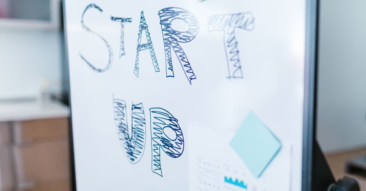 Handgeschriebenes Startup-Konzept auf einem Whiteboard