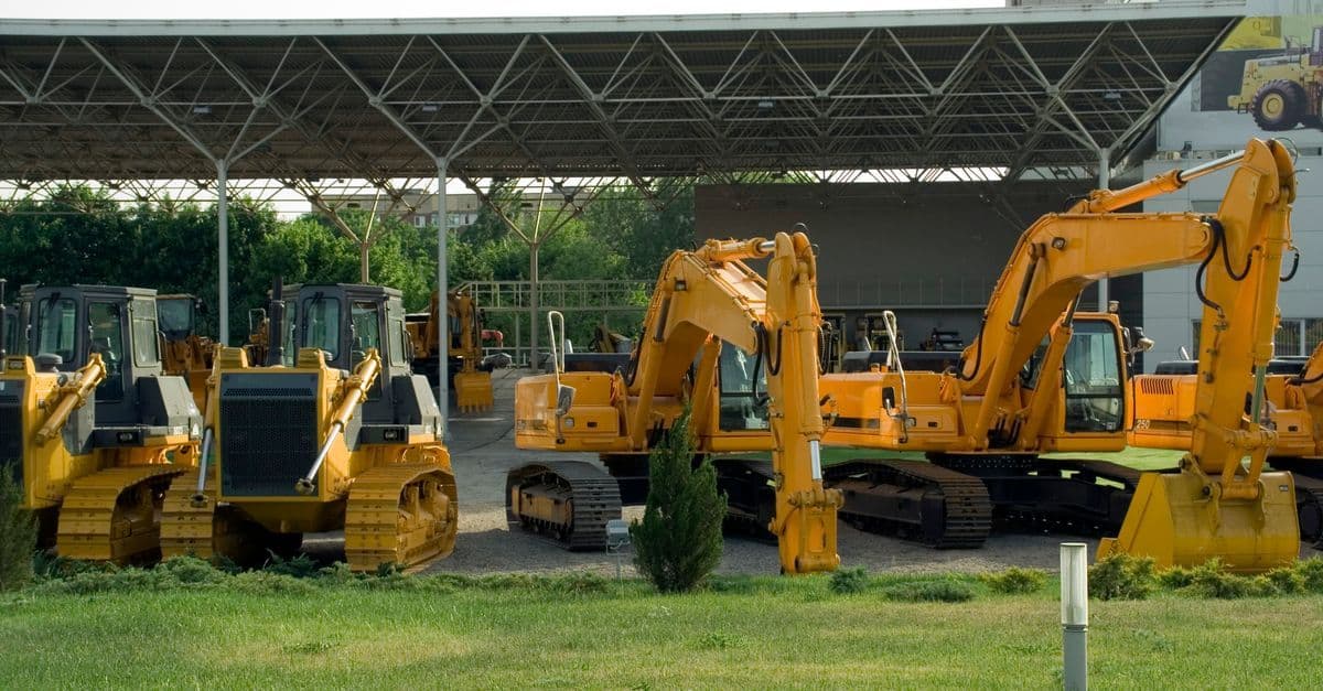 Baumaschinen, Fahrzeuge und Ausrüstung auf einer Baustelle als Kostenfaktoren für die Gründung eines Bauunternehmens