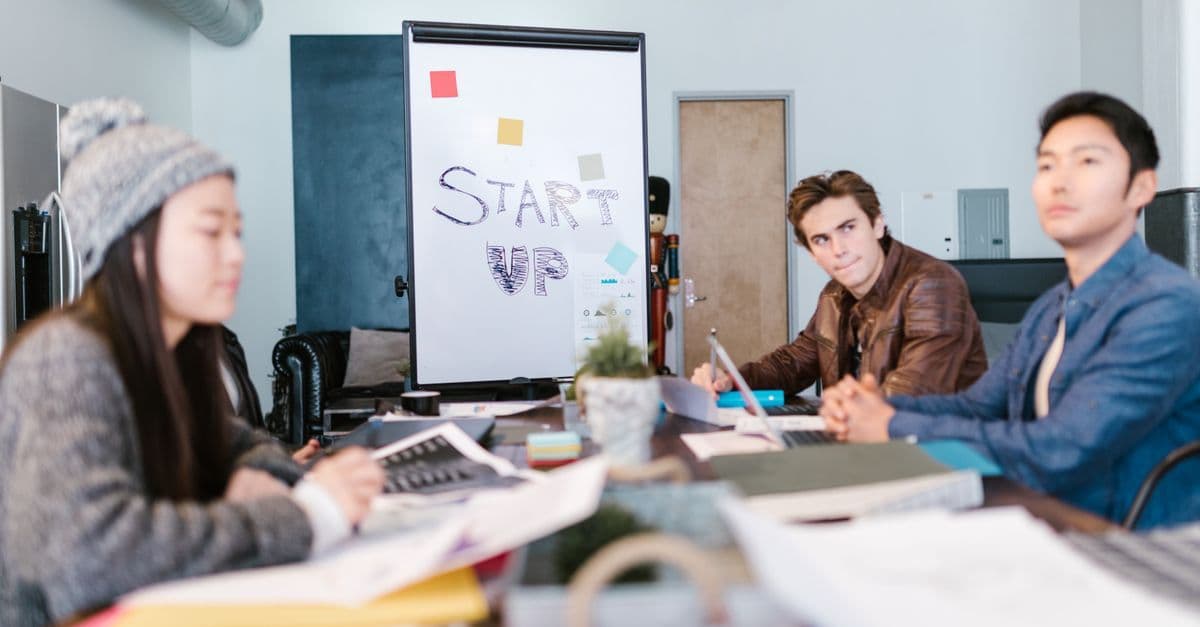 Junge Berufstätige sammeln Ideen bei einem Brainstorming im Startup-Büro.