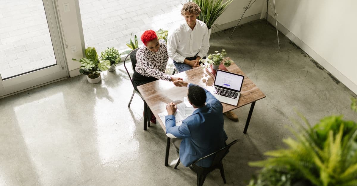 Customer-Success-Team im Beratungsgespräch als Symbol für Strategien zur Senkung der Churn Rate