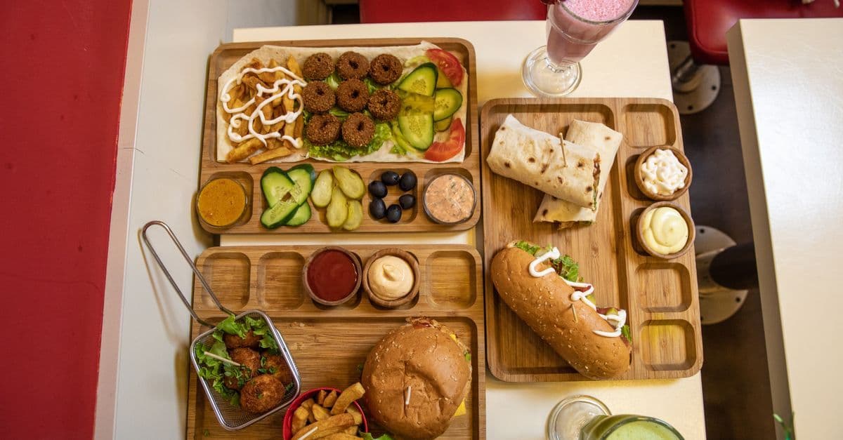Typisches Imbiss-Sortiment mit Döner, Pommes, Burger und Falafel