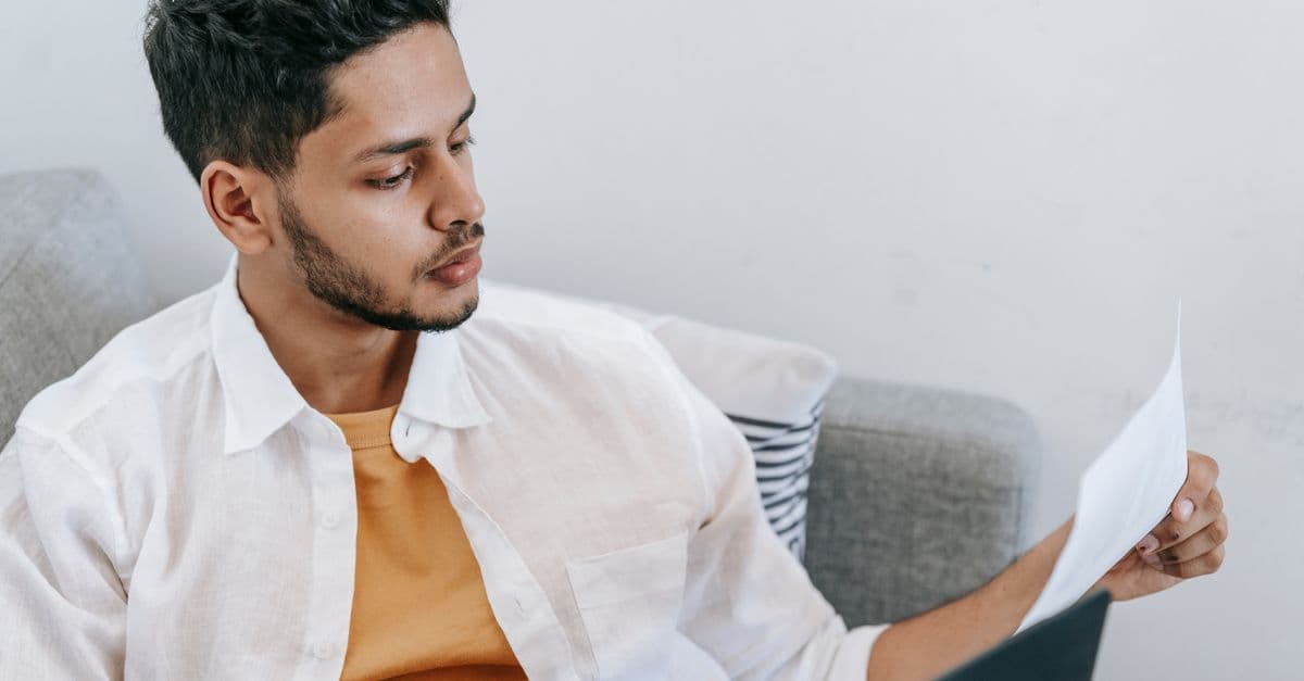 Junge Gründerin prüft Unterlagen und Bonitätsnachweise für Firmenleasing am Laptop
