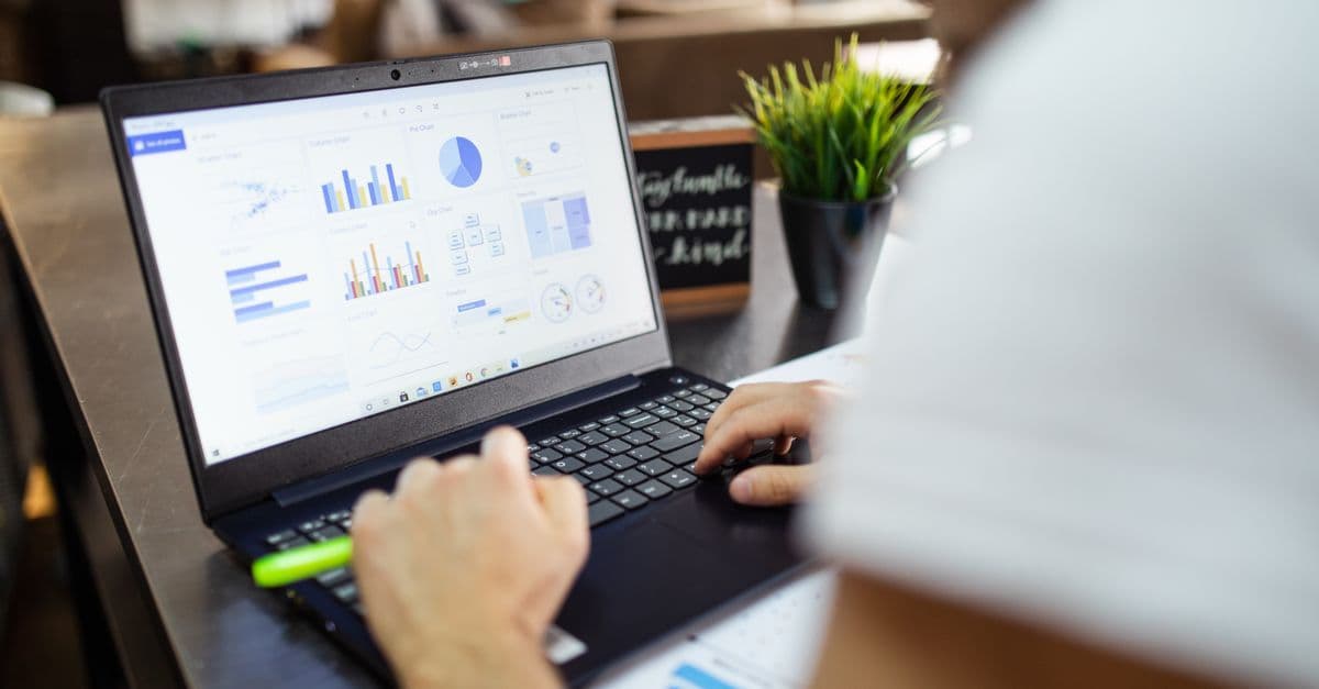 Diagramme und Auswertungen auf einem Laptop in modernem Büroambiente